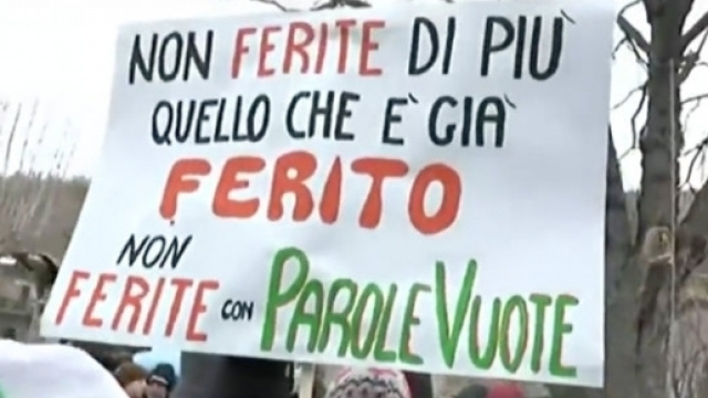 Uno dei cartelli di protesta esposto dai terremotati