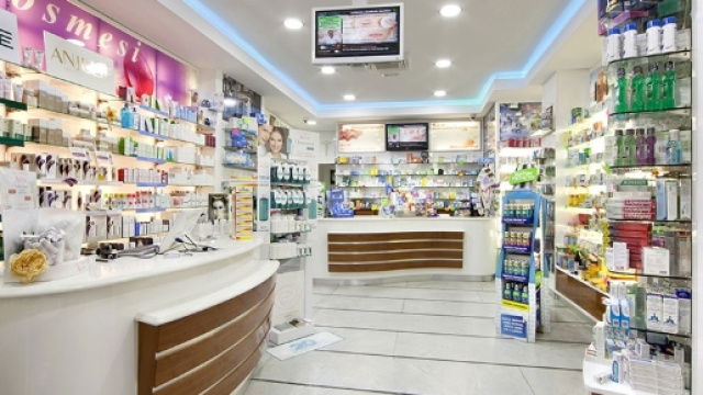 Farmacista sospeso per aver spiato le clienti.