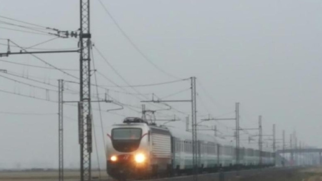 Muore travolto da un convoglio in corsa.