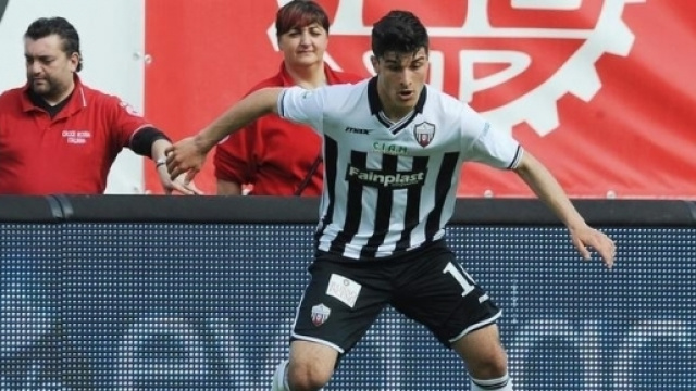 Riccardo Orsolini in azione con la maglia dell'Ascoli; Google images.