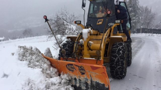 Alcuni mezzi spazzaneve in azione in Abruzzo