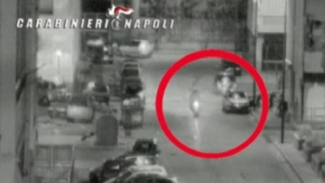 Bambini armati a bordo di scooter sparano colpi in aria a scopo intimidatorio. Foto: Carabinieri.
