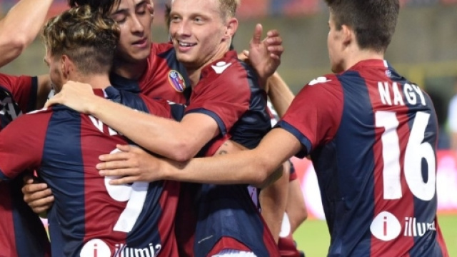 Bologna, l'esultanza dei calciatori.