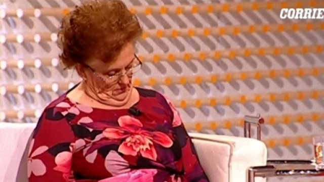 Donna si addormenta in diretta televisiva.