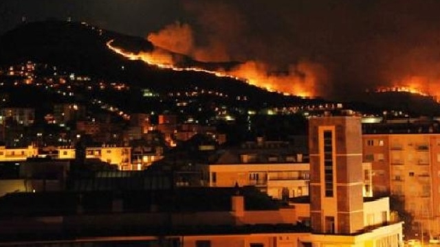 Incendio minaccia un quartire di Genova, 300 gli sfollati