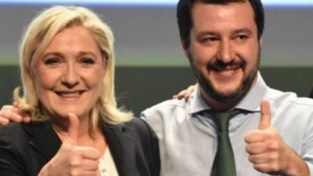 La leader del Front National, Marine Le Pen, insieme al segretario della Lega Nord, Matteo Salvini