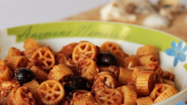 Ruote alle olive nere, sapore e gusto in tavola