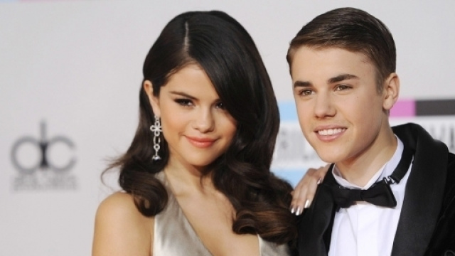 Selena Gomez e Justin Bieber (vanityfair.com)