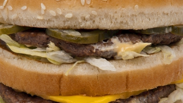 Un doppio cheeseburger offerto ai clochard porta la pace tra fast food, residenti di Borgo Pio e cardinali. Foto: pixabay