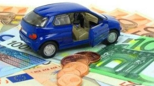 Un modellino di una macchina su una serie di banconote