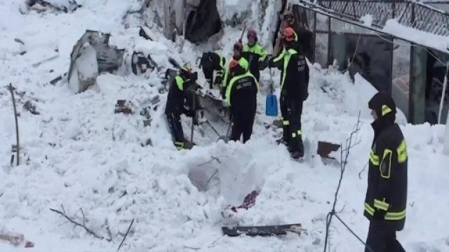 Vigili del Fuoco al lavoro all'hotel Rigopiano
