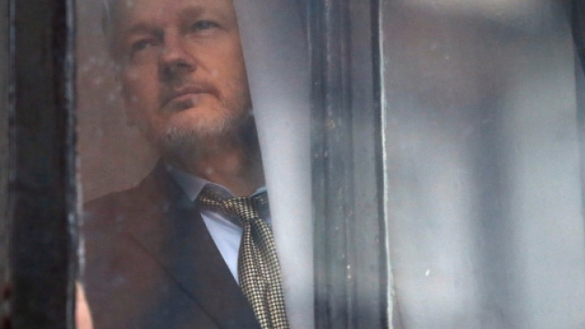 A dispetto delle promesse Julian Assange resta alla finestra: non si &egrave; mai mosso dall'ambasciata dell'Ecuador a Londra dove &egrave; rifugiato. Foto: wired
