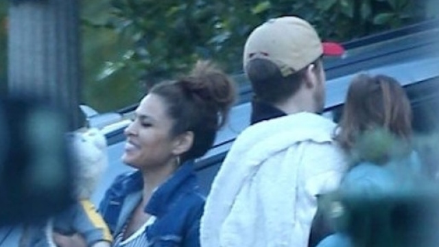 Eva Mendes e Ryan Gosling con figlie (Credits: radaronline.com)