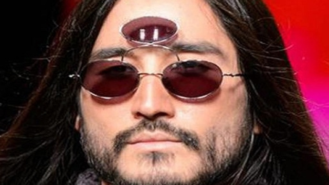 Gli occhiali da sole con tre lenti sfoggiati in passerella - foto da marieclaire.it