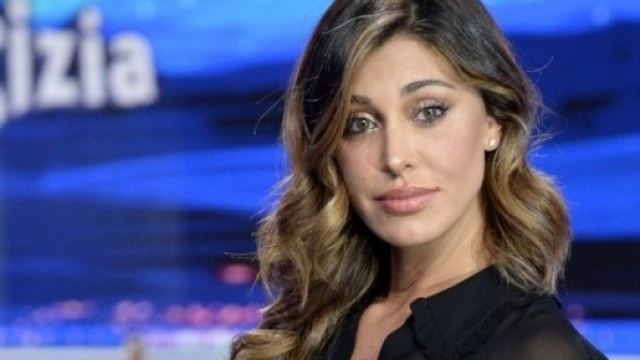 Gossip: Belen Rodriguez risponde alle critiche sui baci in bocca a Santiago.