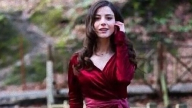 L'attrice Ozge Gurel sorprende i suoi fan.