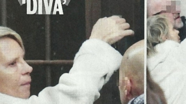 Maria De Filippi apre il negozio al posto del proprietario.