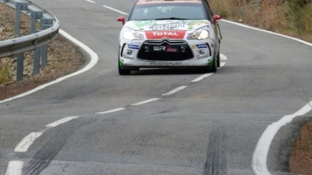 Una macchina da rally durante una prova