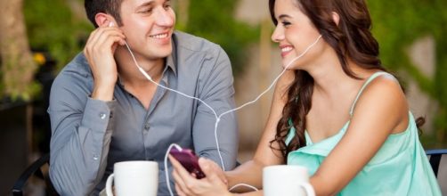 Um belo olhar acompanhado de um sorriso s&atilde;o sin&ocirc;nimos de sucesso na conquista.