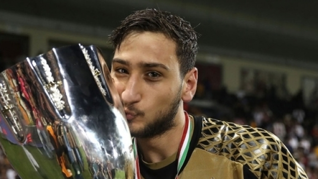 Donnarumma con la Supercoppa, il suo primo trofeo