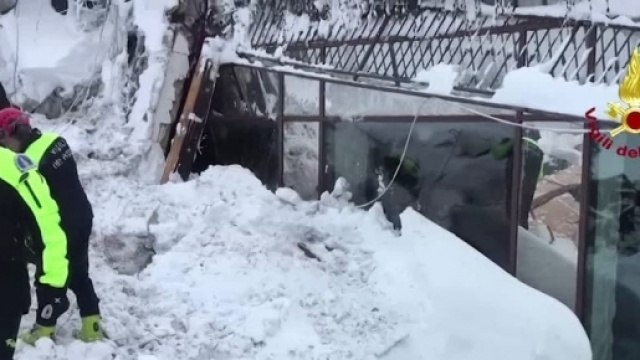 Hotel Rigopiano, i vigili del fuoco all'interno del resort sepolto ... - today.it
