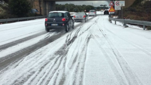 La grandinata di ieri ha imbiancato le strade.