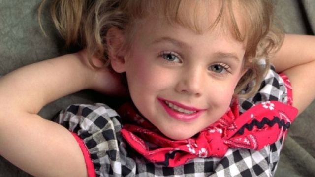 La piccola JonBen&egrave;t, vincitrice di numerosi concorsi di bellezza per bimbe