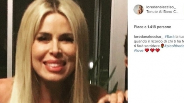 Loredana Lecciso pubblica una frase che preoccupa i fan.