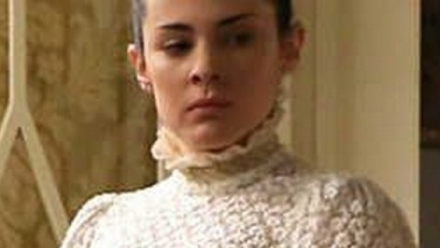 Maria Luisa grida il suo disprezzo alla madre morta