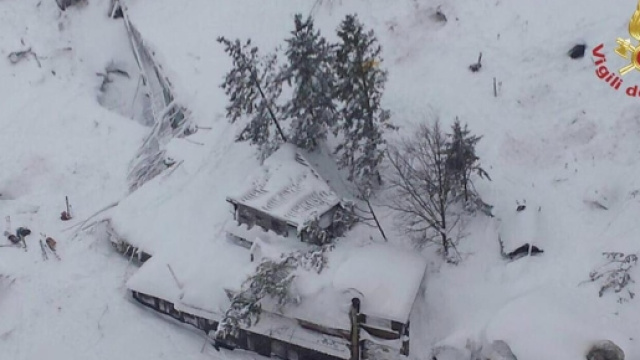 Quel che resta dell'hotel Rigopiano, spazzato via ieri da una slavina.