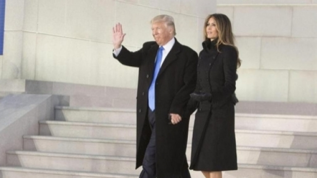 Trump e Melania, mano nella mano, al Lincoln Memorial.