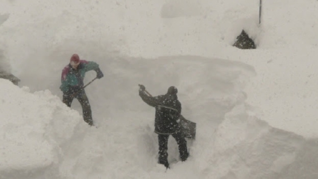 Valanga sotterra Hotel, i soccorritori: scavare &egrave; molto difficile.