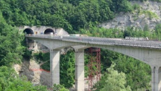 Cesena, getta la moglie malata di Alzheimer nel dirupo: anziana salva