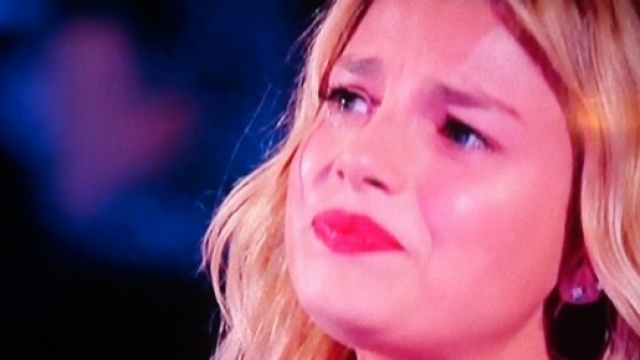 Emma Marrone torna a parlare del suo presunto arresto ai tempi del liceo.