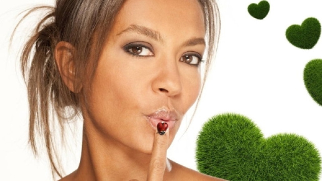 Karine Le Marchand n'a jamais envisag&eacute; le mariage avec un homme m&ecirc;me pas un agriculteur ... - closermag.fr