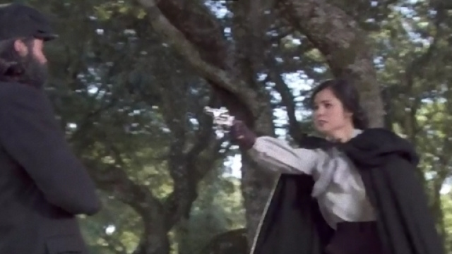 Maria Castaneda punta una pistola a Severiano.
