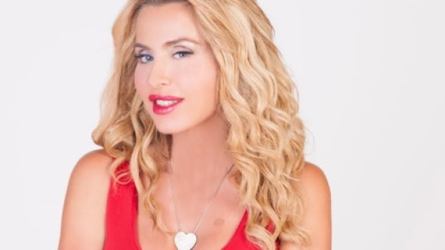 Valeria Marini troppo buona, si fa consigliare dalla mamma.