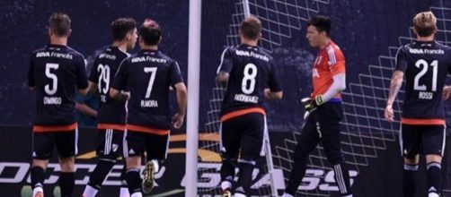 Bologna acaba de salvar el penal a Cueva y los compa&ntilde;eros se acercan a felicitarlo. El arquero fue el mejor de River