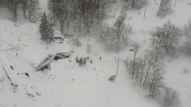 Centro Italia in balia del sisma e della neve. Slavina travolgehotel
