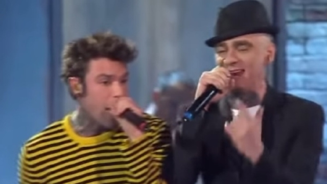 J-Ax e Fedez cantano da Bonolis