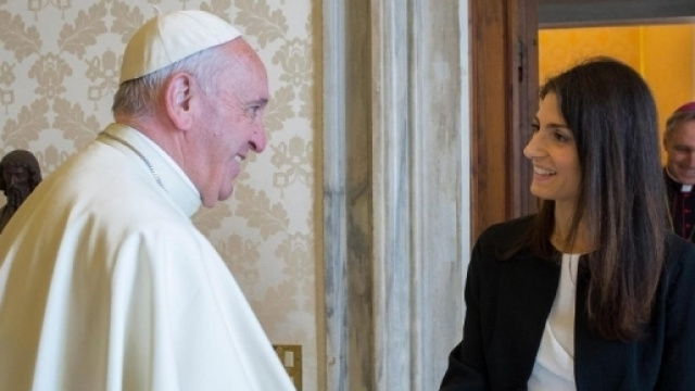 La Raggi incontra il Papa per fargli pagare l'Imu