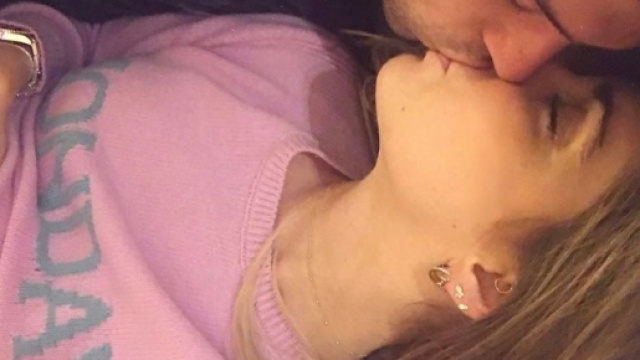 Luned&igrave; al bacio per Chiara Feragni: bacia Fedez mentre indossa il maglioncino della collezione Rainbow week di Alberta Ferretti. Foto: Instagram