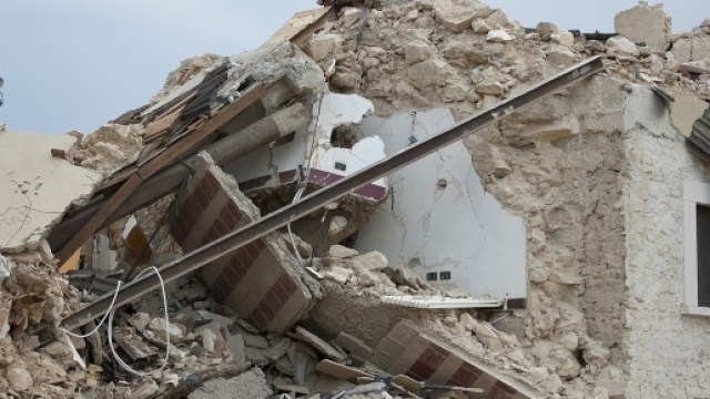 Macerie di case dopo un terremoto