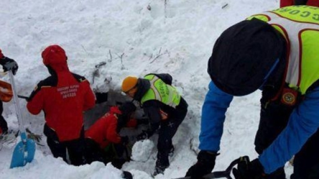 Ritrovate sei persone vive sotto l'hotel in provincia di Pescara