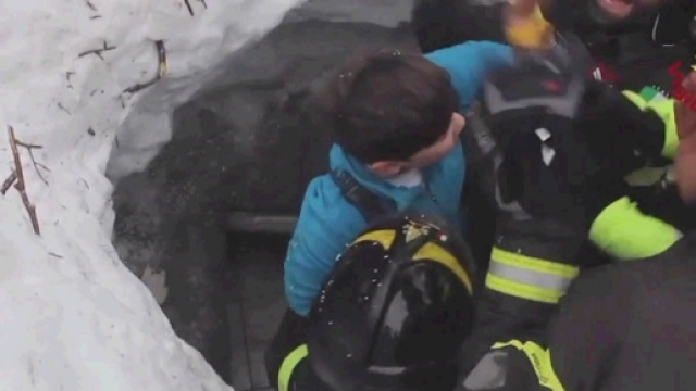 Uno dei bambini salvati dalle macerie dell'hotel Rigopiano