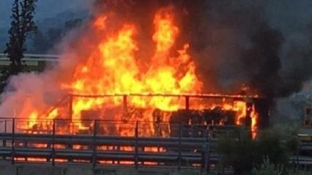 Bus in fiamme dopo l'impatto di questa notte sull'A4 fonte:milanopost.info
