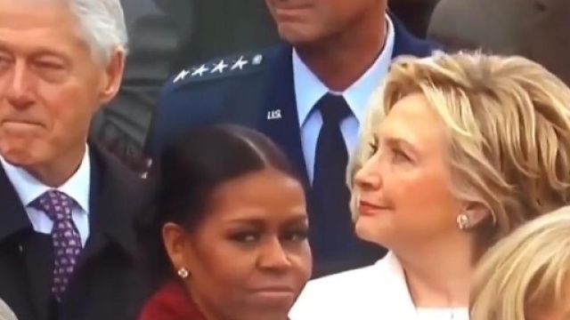 Dire che Hillary stia fulminando suo marito Bill Clinton con lo sguardo &egrave; poco! Perch&eacute; lo fa? Foto: youtube