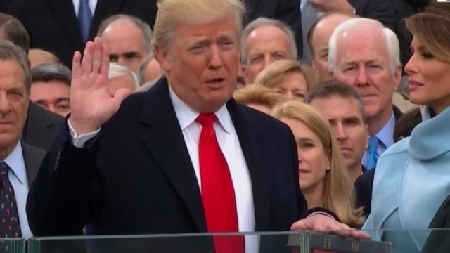 Donald Trump giura come 45&deg; presidente della storia Usa