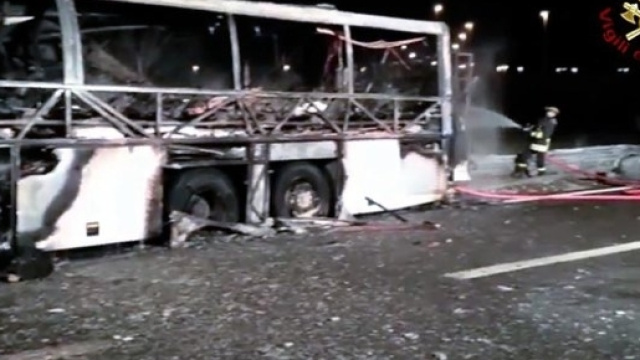 I ragazzi sopravvissuti hanno visto morire i compagni di classe bruciati vivi. Foto: vigili del fuoco