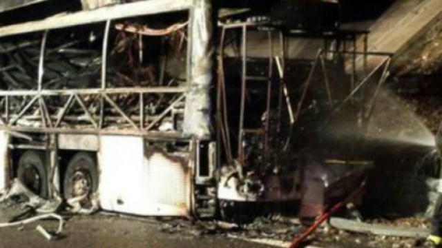 Incidente stradale: un pullman con a bordo 50 ragazzi prende fuoco